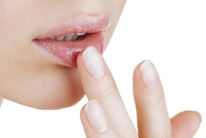 Đu mốt bơm môi gợi cảm: vợ Ưng Hoàng Phúc bị chồng la, có cô dày cộm cứng đờ - 14