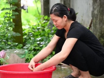 Bán nhà, xin ly hôn để chồng cưới vợ mới và cái kết của người vợ 15 năm không con