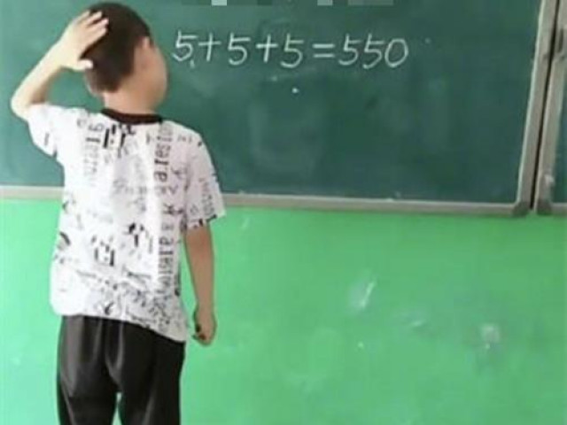 5+5+5550: Cậu bé chỉ dùng một nét này biến sai thành đúng khiến cư dân mạng thán phục