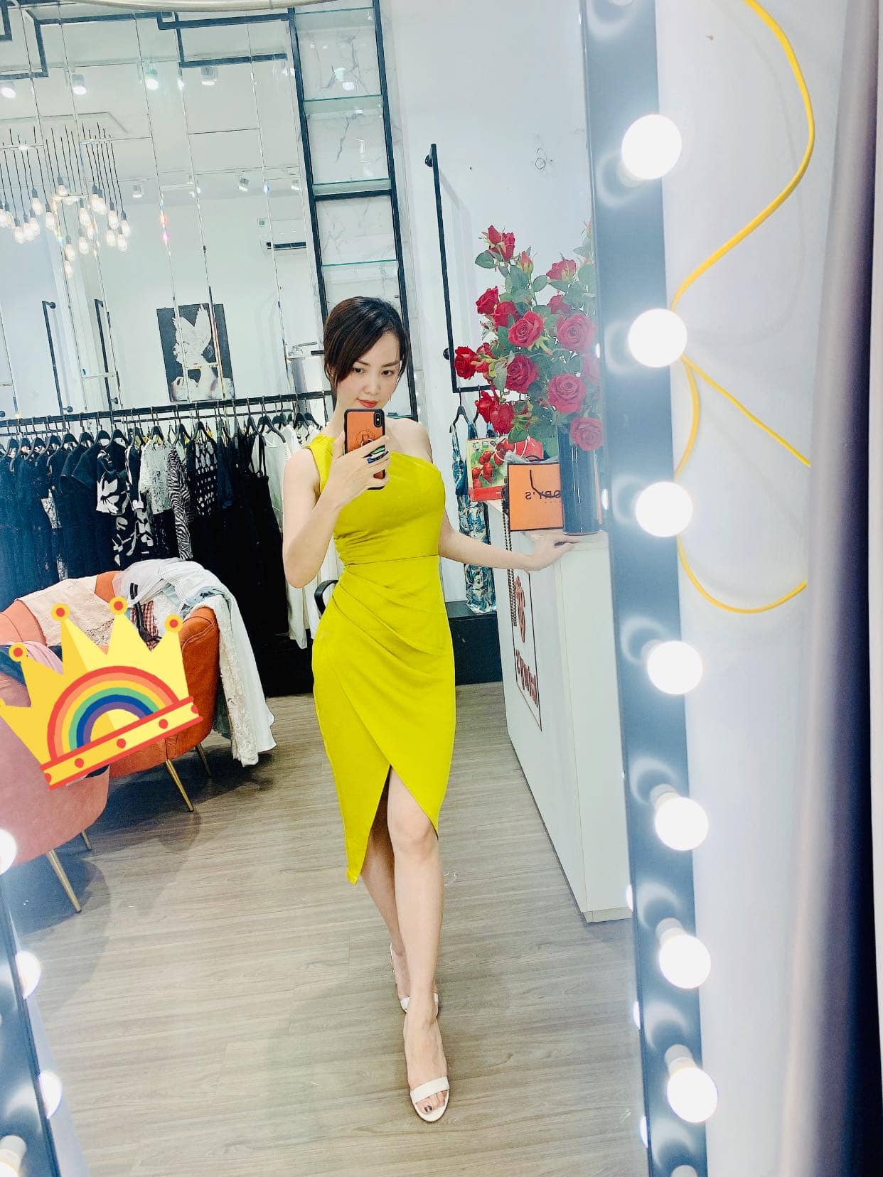 Á hậu Thuỵ Vân hiếm hoi diện đầm cắt khoét gợi cảm, CĐM không tiếc lời khen dáng siêu đẹp - 1