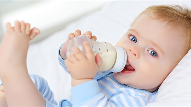 Rửa bình sữa theo cách này chẳng khác nào cho trẻ uống “sữa độc”, các mẹ cần lưu ý - 1