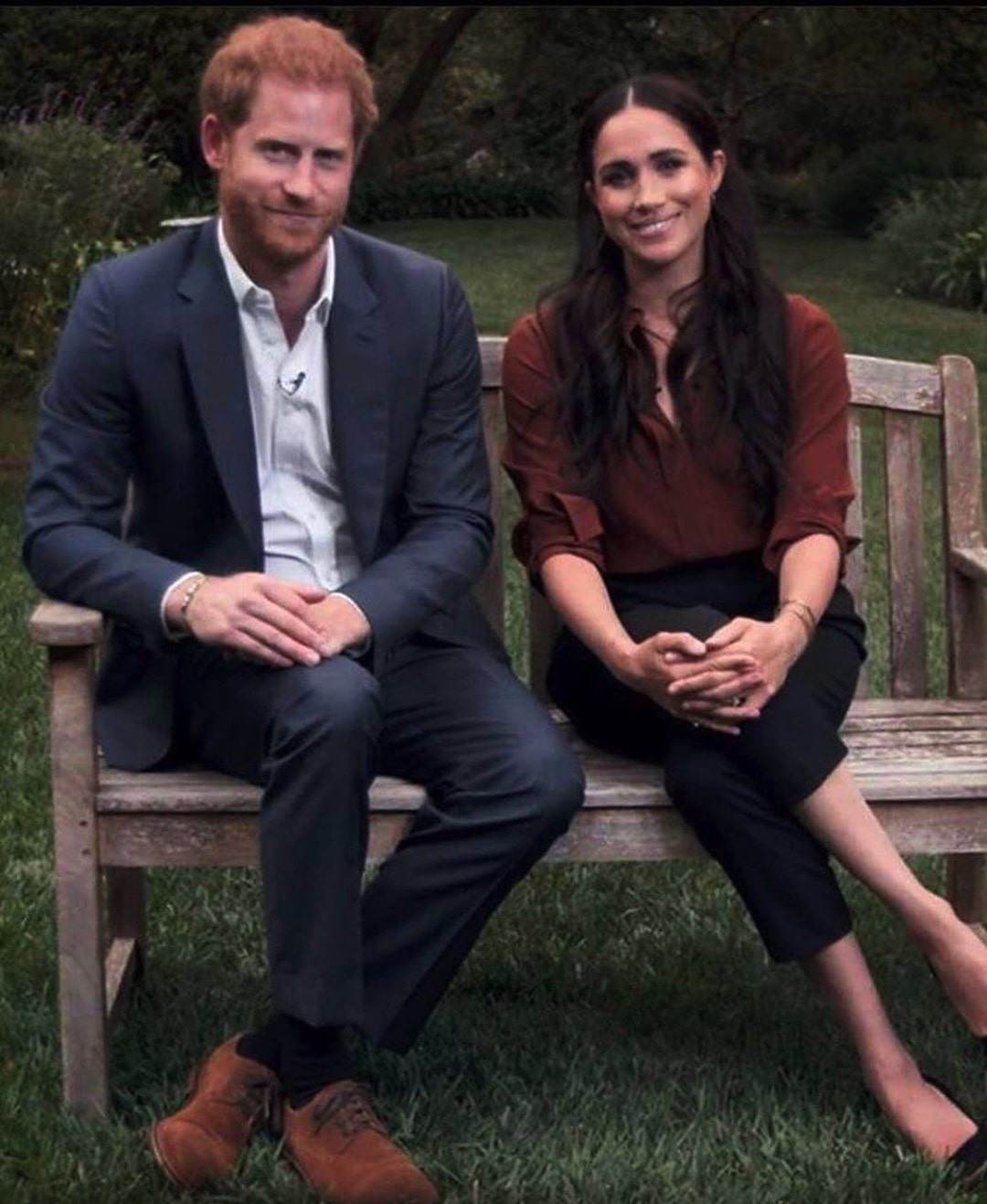 Rời Hoàng gia Anh, Meghan Markle mặc bất chấp quy tắc: lúc xuề xoà, lúc mở gần hết cúc áo - 5