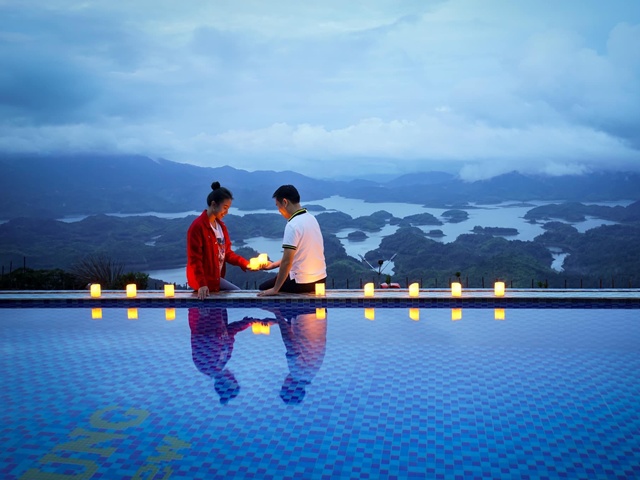 Sao Việt 24h: Vân Hugo lãng mạn bên người chồng thứ 2, dàn sao Việt chúc mừng rầm rộ