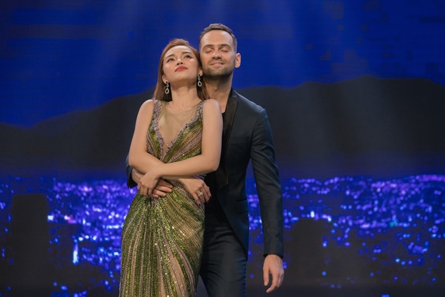 Giang Hồng Ngọc hôn đắm đuối trai Tây, ông xã nói gì? - 5