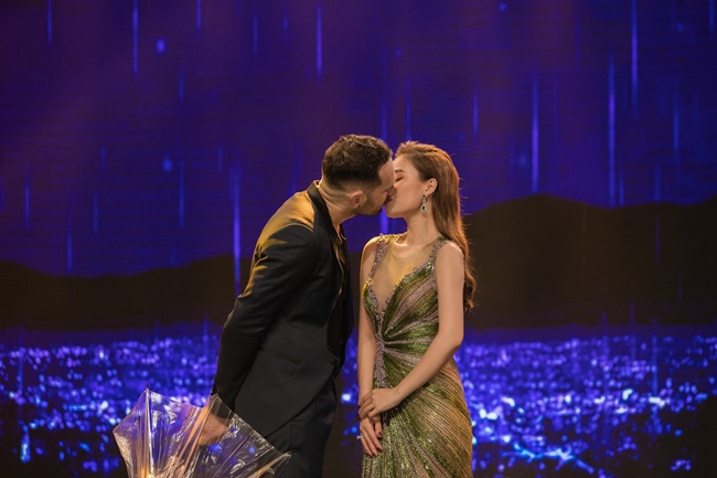 Giang Hồng Ngọc hôn đắm đuối trai Tây, ông xã nói gì? - 4