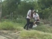 Clip Eva - Tranh giành khách tại sân bay, 2 nhóm tài xế taxi đuổi đánh nhau bể đầu