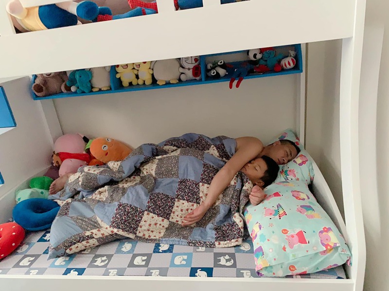 Mua giường tầng cho con nhưng cái kết ông xã vẫn chui lên ngủ cùng các bé.
