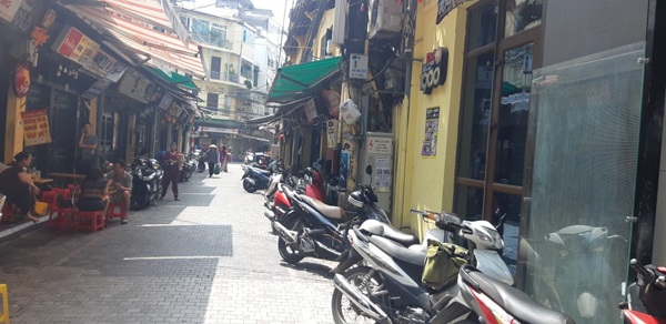 Bất ngờ lý do người phụ nữ lột đồ trước quán bar Tạ Hiện: Do ngồi nhầm chỗ đặt trước - 1