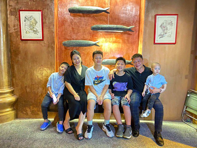 BTV Quang Minh khoe gia đình amp;#34;tứ quýamp;#34;, dân mạng nhìn ảnh mà thấy phục người vợ - 4