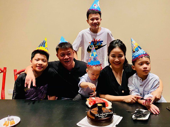 BTV Quang Minh khoe gia đình amp;#34;tứ quýamp;#34;, dân mạng nhìn ảnh mà thấy phục người vợ - 1