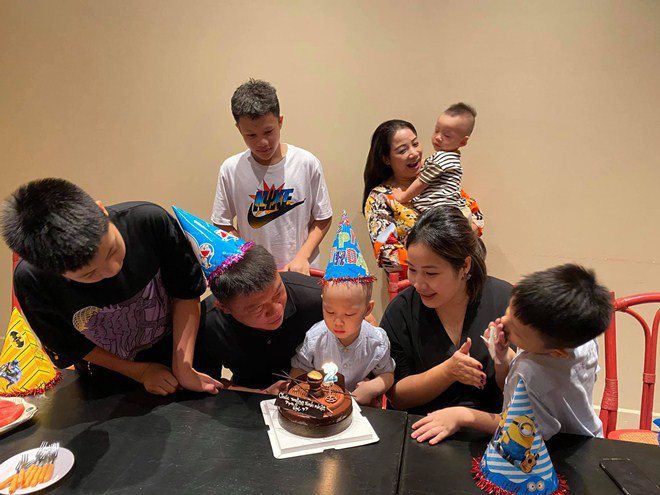 BTV Quang Minh khoe gia đình amp;#34;tứ quýamp;#34;, dân mạng nhìn ảnh mà thấy phục người vợ - 2