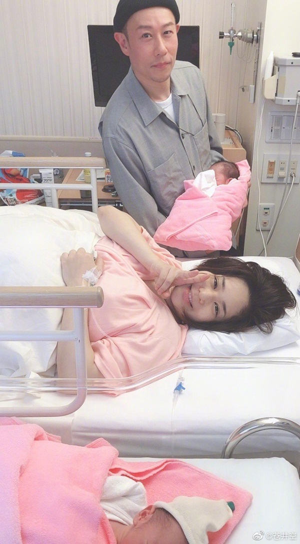 Thánh nữ phim 18+ Sora Aoi giải nghệ sinh con, vô tình để lộ chồng hói đầu amp;#34;nhìn rất quenamp;#34; - 4