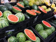 Tiêu dùng - Người bán bổ đôi dưa hấu ở quầy hoa quả, 4 bí mật bất ngờ đằng sau ít người biết