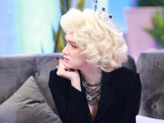 Giải trí - Bà bị cưa chân, Hoa hậu Hương Giang vô tâm không đến thăm cho đến khi bà qua đời