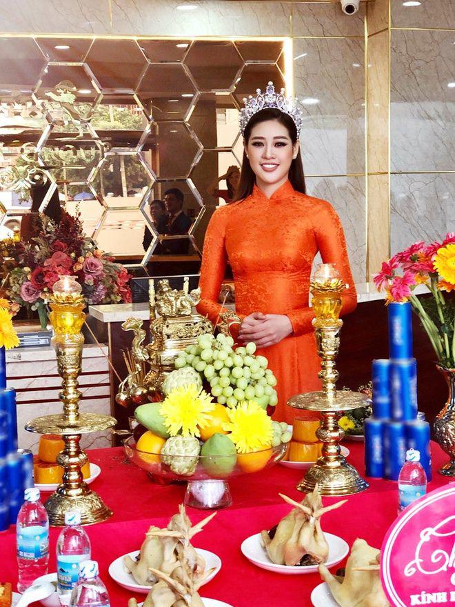 Sao Việt 24h: Dàn sao rầm rập đi cúng Tổ nghề, có người bị chê vì mặc đầm sát nách - 10