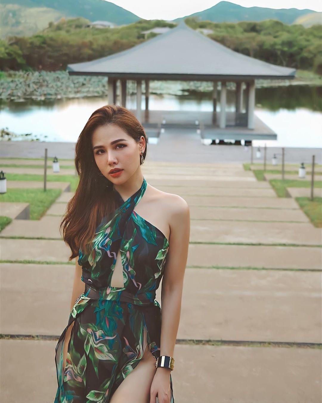 Váy xẻ tà sexy được sao Việt ưa chuộng