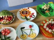 Yêu con - Cô giáo làm mâm cỗ liên hoan cho trẻ, mẹ nhìn thấy ảnh tức tốc đến trường đòi kiện