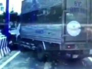 Clip Eva - Rùng mình trước màn 'ăn miếng trả miếng' cực nguy hiểm trên đường