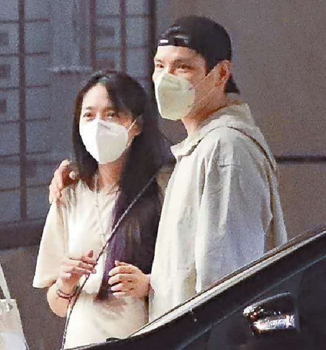 Vợ thiếu gia Cbiz bụng bầu vượt mặt nhưng có tên trong giấy kết hôn hay không vẫn phải... chờ - 2