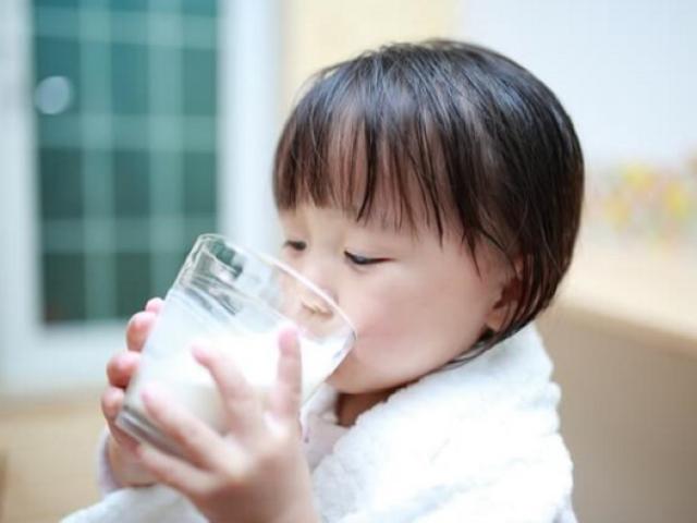 Uống sữa giúp trẻ tăng chiều cao nhưng uống thời điểm này trẻ càng uống càng lùn