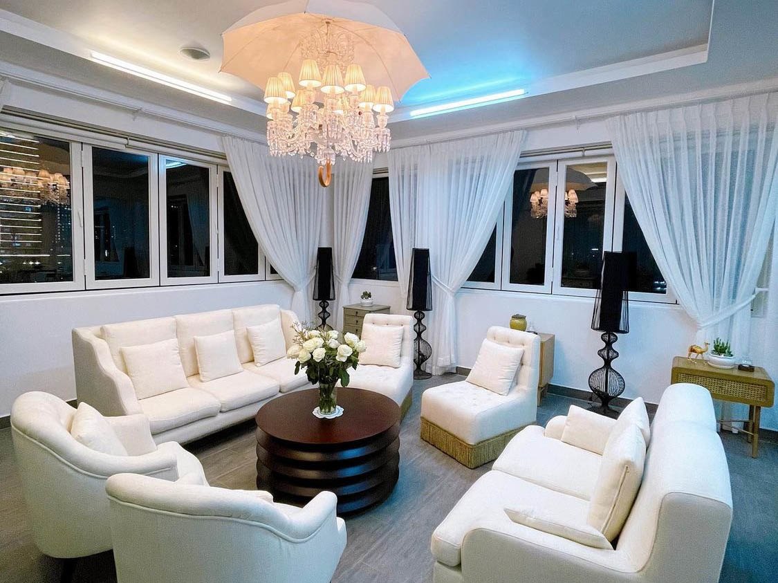 Ngoài khu vực ăn uống, bộ sofa phòng khách của Lý Nhã Kỳ cũng thu hút sự chú ý vì có thể ngồi ít nhất 9 người.