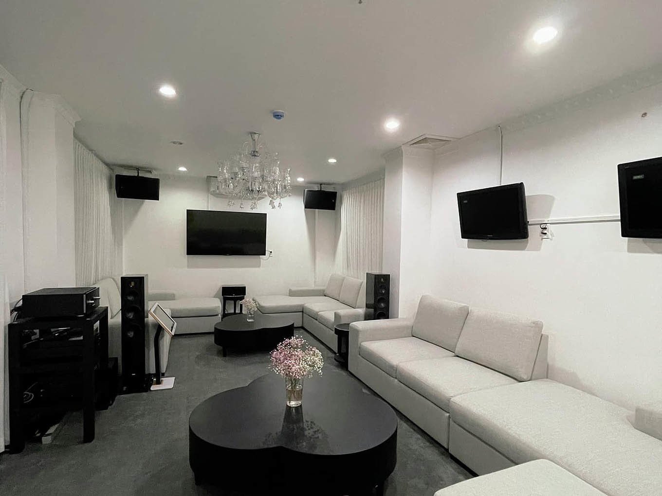 Cô còn đầu tư cả khu vực chiếu phim và hát karaoke trong nhà.