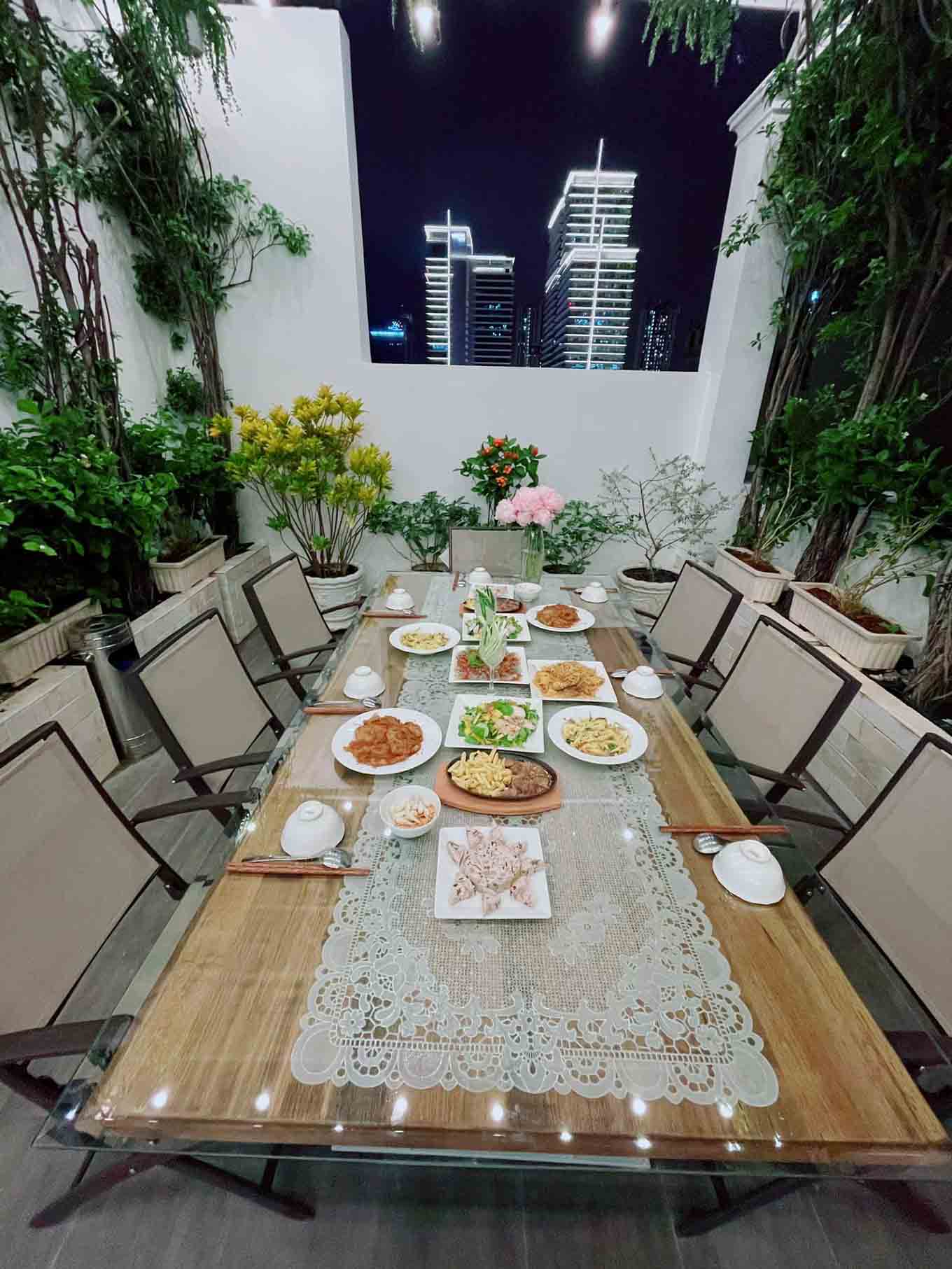 Buổi tối, đây cũng là một trong những không gian ăn uống ấm cúng của gia đình.
