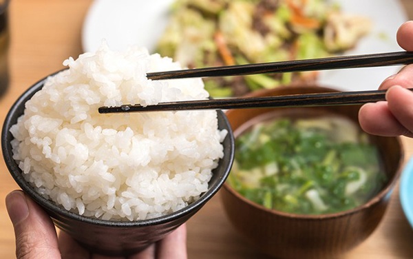 Việc ăn cơm nguội có khả năng tiêu hóa chậm hơn nhưng không có nghĩa càng ăn càng giảm được cân. (Ảnh minh họa)