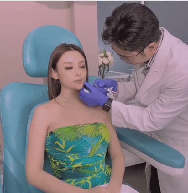 Một lần khác cô cũng đi tiêm filler mặt để chuẩn bị xinh đẹp đón Tết.