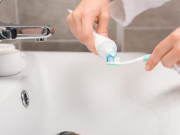 Sức khỏe - Có nên làm ướt kem đánh răng trước khi đánh? Nhiều người không hiểu nên răng ố vàng