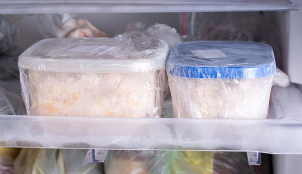 Ăn cơm nguội để nhiều ngày trong tủ lạnh có thể gây ngộ độc. (Ảnh minh họa)