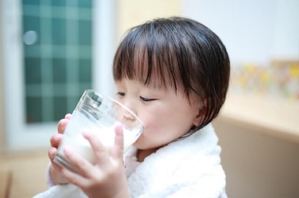 Uống sữa giúp trẻ tăng chiều cao nhưng uống thời điểm này trẻ càng uống càng lùn - 1