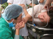 Bà bầu - Nằng nặc đòi làm "chuyện ấy" với vợ mới đẻ, vừa cởi áo ra chồng quỳ khóc xin tha thứ