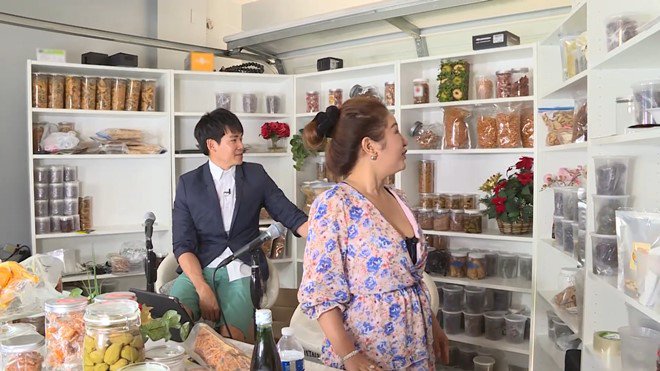 Nam ca sĩ bán hàng online mưu sinh tại Mỹ.