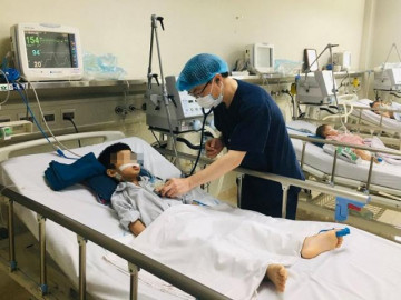 Bé 5 tuổi liệt tứ chi vì căn bệnh nguy hiểm ở não có thể lây qua vết muỗi đốt