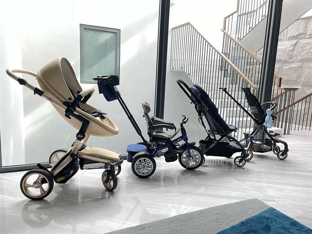 Cường Đô La khoe 4 chiếc xe đẩy độc đáo về kiểu dáng và tính năng mua cho con gái. Được biết, những siêu xe này của ái nữ được bố đại gia mua có nguồn gốc từ nước ngoài, giá trị hàng chục triệu đồng mỗi chiếc. 