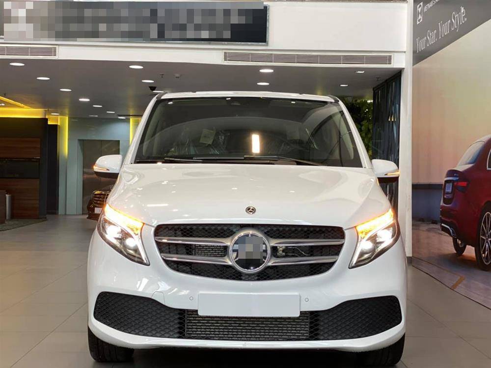 Chiếc xe màu trắng Cường Đô La mua gần đây tặng Suchin có giá 3 tỷ đồng. Anh cũng mua 1 chiếc màu đen tương tự cho con trai Subeo.