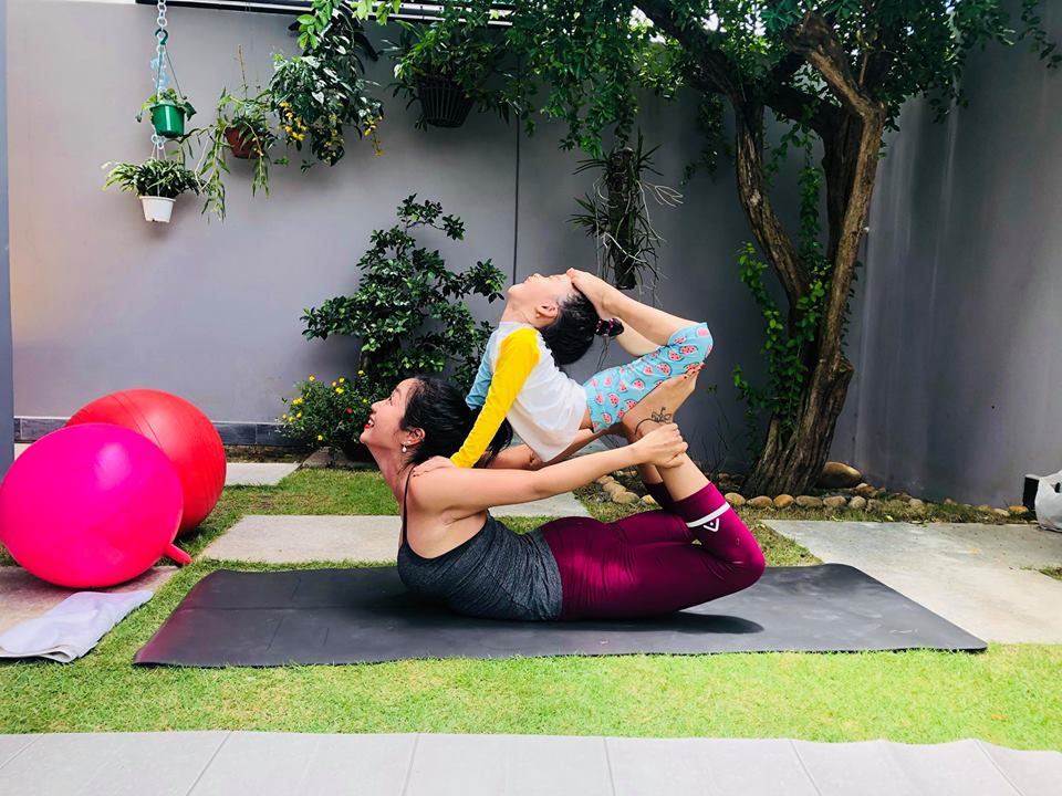 Ốc Thanh Vân và con gái tập yoga: Tiểu công chúa 8 tuổi uốn dẻo thuần thục không thua mẹ - 8