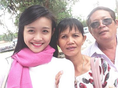 Hình ảnh hiếm hoi về người mẹ đam mê đỏ đen của chân dài 9X. Cô thẳng thừng tuyên bố: Dù bà ấy có chết tôi cũng không quan tâm.