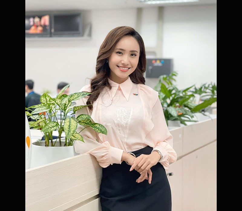 BTV Xuân Anh tên đầy đủ là Nguyễn Xuân Anh, sinh năm 1992 tại Hà Nội. Cô đã gắn bó với VTV suốt 6 năm qua và là thế hệ Mc hội tụ đủ tài và sắc.
