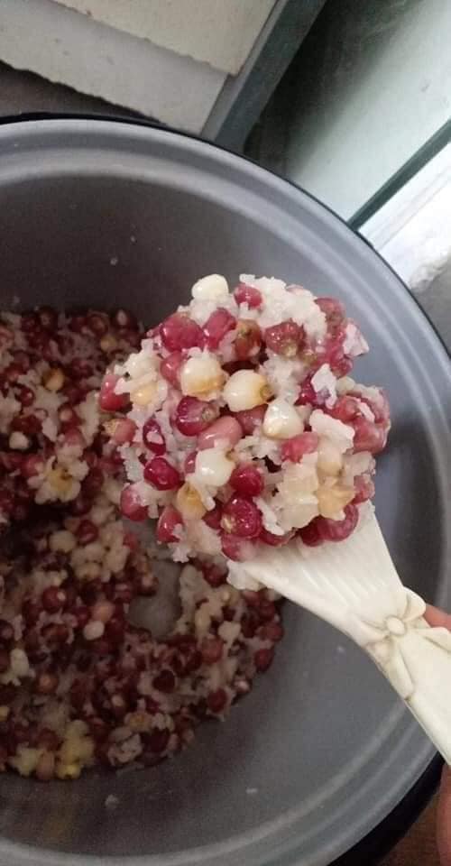 Từ ngô nếp bung có thể chế biến thành nhiều món khác nhau như xôi ngô, chè ngô, ngô xào thịt, cơm độn ngô...