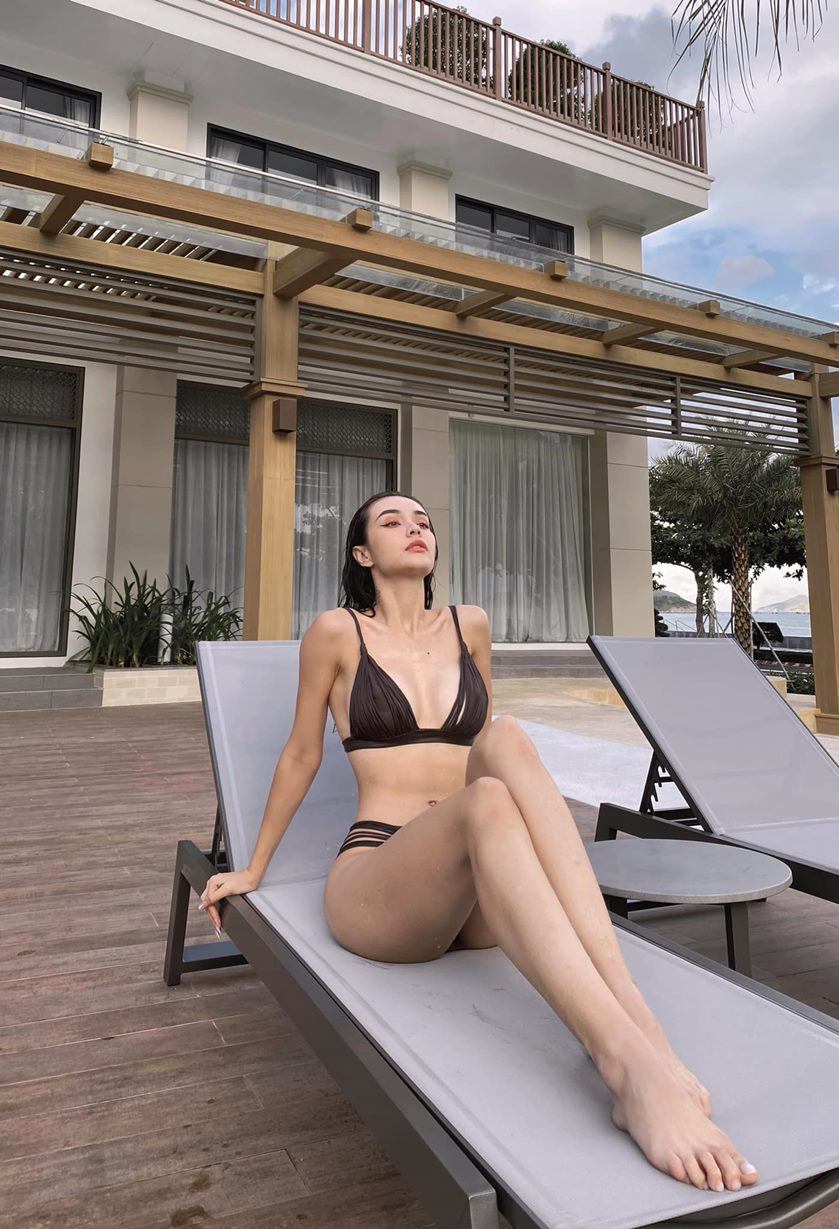 Chắc chắn khi ngắm ảnh thả dáng với áo tắm của người đẹp lai Tây, nhiều người không khỏi thắc mắc rằng, tại sao ảnh bikini lại mềm mại đến vậy còn những tấm hình ở đầu bài lại cơ bắp đến vậy?