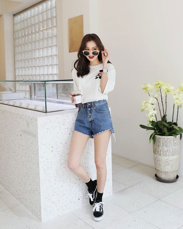 Cứ mặc kiểu quần short jeans amp;#34;thị phiamp;#34; này, chị em dễ mắc lỗi hớ hênh nơi công cộng - 12