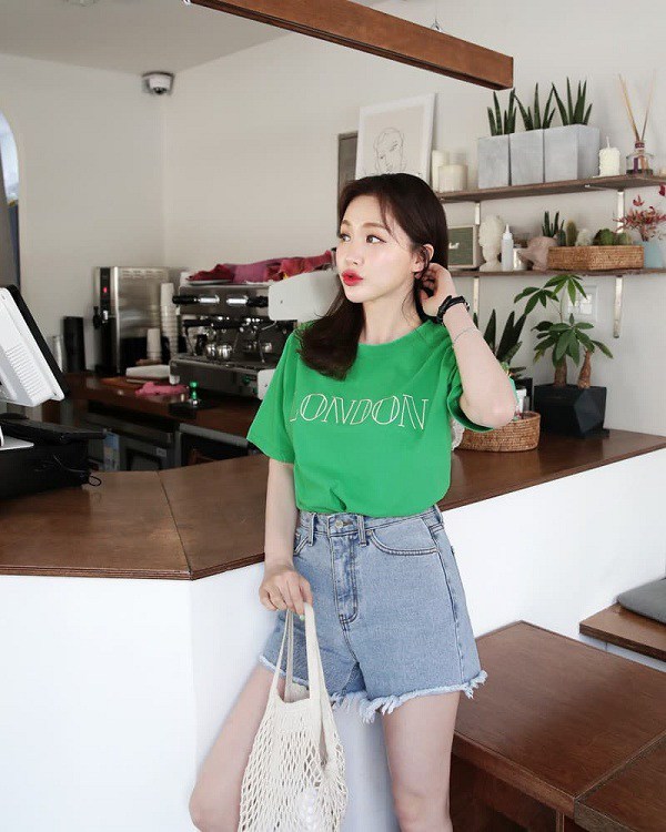 Cứ mặc kiểu quần short jeans amp;#34;thị phiamp;#34; này, chị em dễ mắc lỗi hớ hênh nơi công cộng - 15
