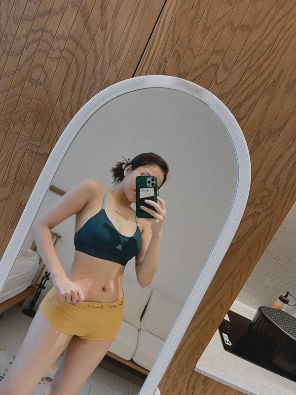 Hình ảnh mới nhất của cô nàng diện áo sport bra và quần siêu ngắn khoe chỉ số hình thể vạn người mê.