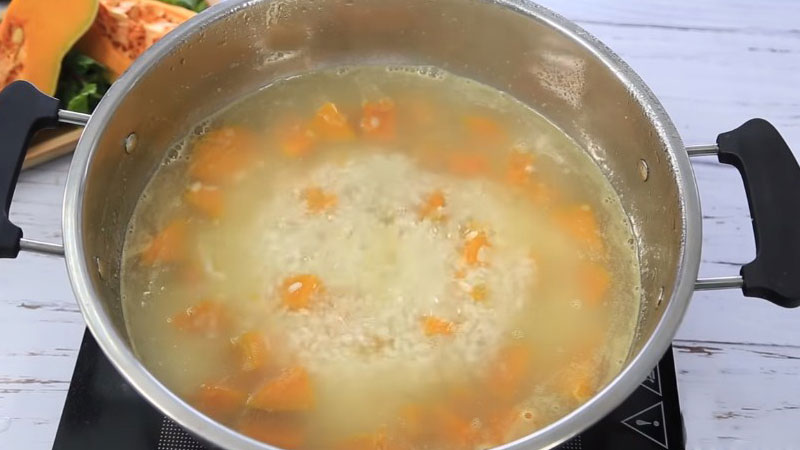 Cách nấu cháo thịt bò bí đỏ bổ sung dinh dưỡng cho trẻ nhỏ - 4