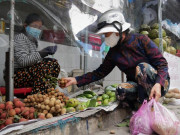 Người Sài Gòn đi chợ giữa mùa dịch: Nơi phát phiếu quét mã QR, chỗ lắp vách ngăn giọt bắn
