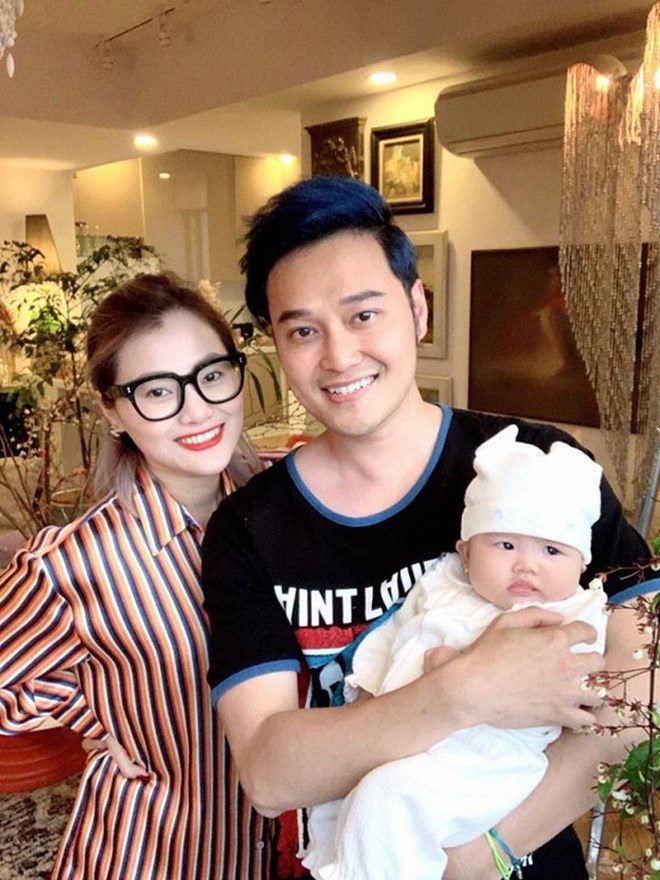 Quang Vinh bên em gái và cháu gái.
