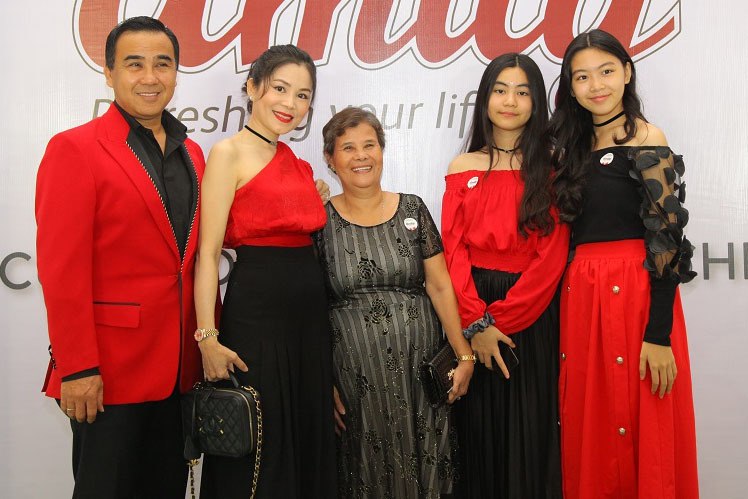 Mẹ anh cũng thay đổi tư tưởng phải có cháu trai.
