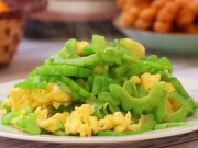 Bếp Eva - Làm mướp đắng xào trứng thì cho mướp hay trứng vào trước để bớt đắng, làm sai món không ngon!